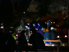 Waldadvent in der Fatima-Grotte (Foto: Karl-Franz Thiede)